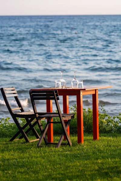 Stoly Venkovní Italské Kavárně Nebo Restauraci Sloužící Večeři Pláži Výhledem — Stock fotografie