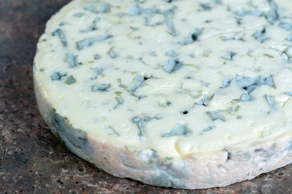 Rundes Stück Fourme Ambert Halbharter Französischer Blauschimmelkäse Aus Roher Kuhmilch — Stockfoto