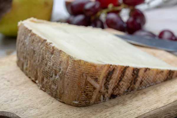 Pedaço Queijo Francês Tomme Brebis Feito Leite Ovelha Servido Como — Fotografia de Stock