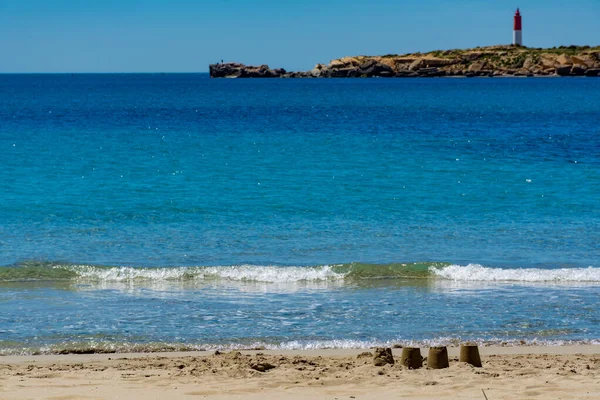 法国普罗旺斯圣克罗伊马提斯沙滩上的地中海清澈蓝水 — 图库照片