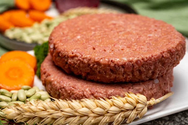 Fiber bitkinin kaynağı vejetaryen soya protein burgerleri, etsiz sağlıklı yiyecekler.