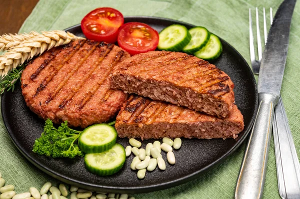 Lifli bitkinin kaynağı vejetaryen soya proteini ızgara burger, etsiz sağlıklı yiyecek yakın plan.