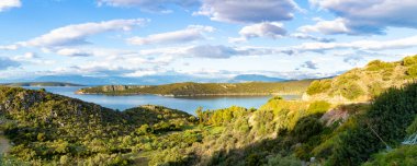 Peloponnese, Yunanistan, yeşil tepeler ve mavi deniz suyuyla manzaralı bir panorama fotoğrafı