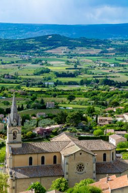 Fransa 'nın güneyinde, Provence' deki verimli Luberon vadisinin manzarası, yazın manzara