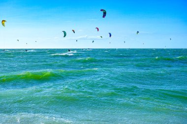 Su sporları etkinliği, renkli uçurtma sörfçüleri Kuzey Denizi 'nde Renesse, Zeeland, Hollanda yakınlarında yarışıyor.