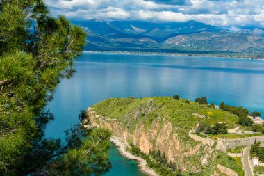 Nafplio 'yu yukarıdan gören manzara, Yunanistan' ın Mora kıyısındaki liman kenti, bölgenin başkenti Argolis, turizm ve tatil beldesi