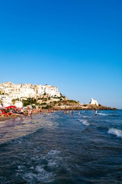 12 Ağustos 2019, Sperlonga, İtalya, Sperlonga, eski kasaba Sperlonga manzaralı ve ağustos tatilinde Lazio, İtalya 'da kumlu kumsalda soytarılık yapan