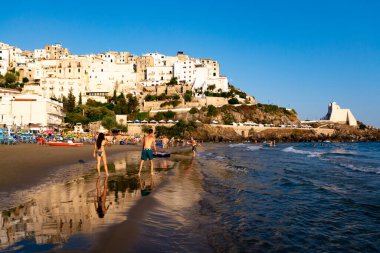 12 Ağustos 2019, Sperlonga, İtalya, Sperlonga, eski kasaba Sperlonga manzaralı ve ağustos tatilinde Lazio, İtalya 'da kumlu kumsalda soytarılık yapan