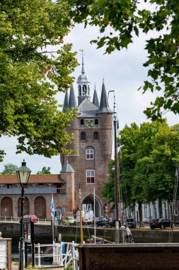 Zierikzee 'deki eski Hollanda evleri ve kulesine bakın. Hollanda' nın Zeeland kentindeki tarihi bir şehir.