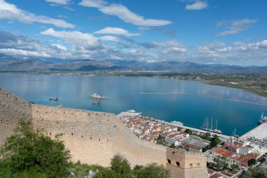 Nafplio 'yu yukarıdan gören manzara, Yunanistan' ın Mora kıyısındaki liman kenti, bölgenin başkenti Argolis, turizm ve tatil beldesi