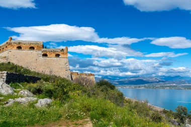 Yunanistan 'ın güzel Nafplio, Moreloponnese kentindeki tepedeki eski Venedik kasası veya kalesi