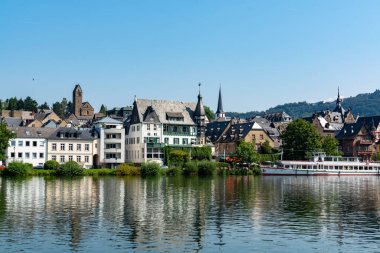 Mosel Nehri Vadisi 'ndeki küçük Alman kasabasının manzarası, Almanya' da şarap bölgesinde turistlerin gideceği yer.