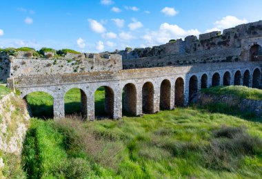 Mora 'daki küçük Yunan kasabası Methoni' deki eski Venedik kalesine bakın.