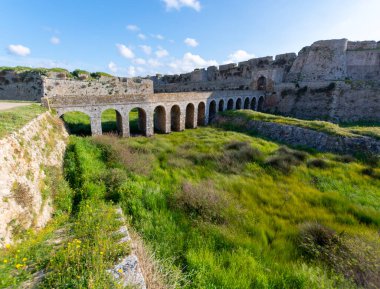 Mora 'daki küçük Yunan kasabası Methoni' deki eski Venedik kalesine bakın.