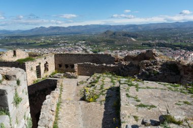 Yunanistan 'ın güzel Nafplio, Moreloponnese kentindeki tepedeki eski Venedik kasası veya kalesi