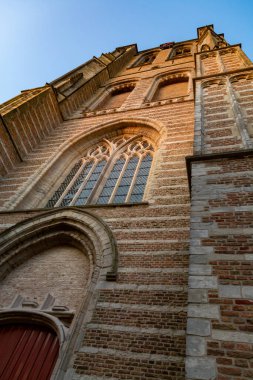 Hollanda 'nın küçük bir kasabası olan Goedereede' de gün batımında Zeeland, Hollanda 'da kuleye bakın.