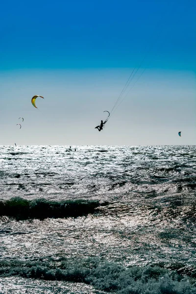 Θαλάσσια Σπορ Εκδήλωση Πολύχρωμο Kite Surfers Αγώνα Στη Βόρεια Θάλασσα — Φωτογραφία Αρχείου