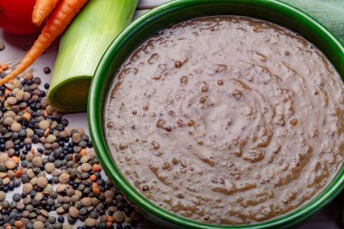 Lezzetli vejetaryen yemeği, yeşil kâse mercimek çorbası sebzeli, vejetaryenler için iyi, yakın çekim.