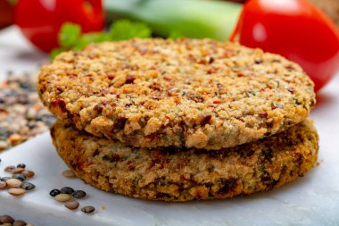 Lezzetli vejetaryen yemekleri, mercimeklerden yapılmış çiğ burgerler sebzeli baklagiller, vejetaryenler için iyi.