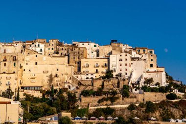 Güneşli bir günde eski turistik kasaba Sperlonga, Lazio, İtalya 'ya bakın