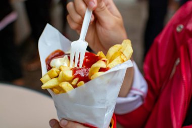 Belçika usulü kızarmış patates cipsi, ketçap ve mayonez yemek, fast food, sağlıksız yiyecekler.
