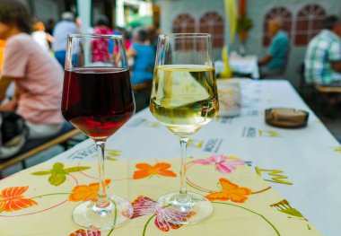 Üzüm hasadı sırasında, Almanya 'nın Mosel Nehri' nde sokak şarabı festivalinde kırmızı ve beyaz şarap tatmak.