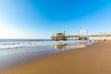 Scheveningen 'deki Kuzey Denizi plajında güneşli bir gün, turist ve tatil beldesi