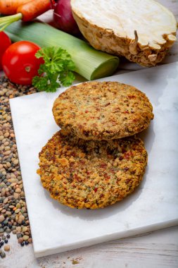 Lezzetli vejetaryen yemekleri, mercimeklerden yapılmış çiğ burgerler sebzeli baklagiller, vejetaryenler için iyi.
