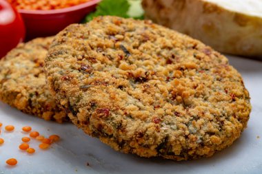 Lezzetli vejetaryen yemekleri, mercimeklerden yapılmış çiğ burgerler sebzeli baklagiller, vejetaryenler için iyi.