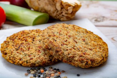 Lezzetli vejetaryen yemekleri, mercimeklerden yapılmış çiğ burgerler sebzeli baklagiller, vejetaryenler için iyi.