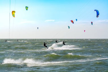 Su sporları etkinliği, renkli uçurtma sörfçüleri Kuzey Denizi 'nde Renesse, Zeeland, Hollanda yakınlarında yarışıyor.