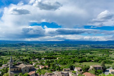 Fransa 'nın güneyinde, Provence' deki verimli Luberon vadisinin manzarası, yazın manzara