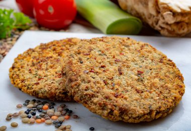 Lezzetli vejetaryen yemekleri, mercimeklerden yapılmış çiğ burgerler sebzeli baklagiller, vejetaryenler için iyi.