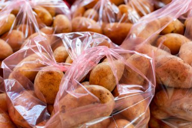 Markette patatesler, yeni patates hasadı yakın mesafede sebzeler, yiyecek arka planı.