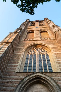 Hollanda 'nın küçük bir kasabası olan Goedereede' de gün batımında Zeeland, Hollanda 'da kuleye bakın.