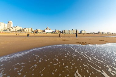 Scheveningen 'deki Kuzey Denizi plajında güneşli bir gün, turist ve tatil beldesi