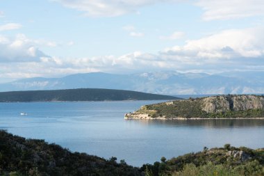 Yunanistan 'ın Nafplio kenti yakınlarındaki Peloponnese, Yunanistan' daki küçük Yunan adaları körfezleri ve köyleriyle manzara, yaz tatili beldesi