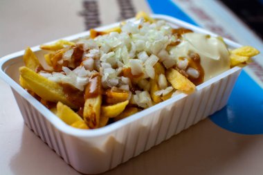 Belçika usulü kızarmış patates cipsi, soğan, yemek ve mayonez yemek, sokak yemeği, sağlıksız yemek.