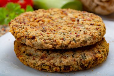 Lezzetli vejetaryen yemekleri, mercimeklerden yapılmış çiğ burgerler sebzeli baklagiller, vejetaryenler için iyi.