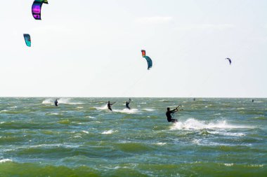 Su sporları etkinliği, renkli uçurtma sörfçüleri Kuzey Denizi 'nde Renesse, Zeeland, Hollanda yakınlarında yarışıyor.
