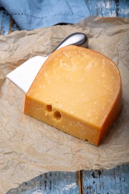 Bir parça yıllanmış Hollanda Gouda peyniri, lezzetli Avrupa yemekleri yakın plan