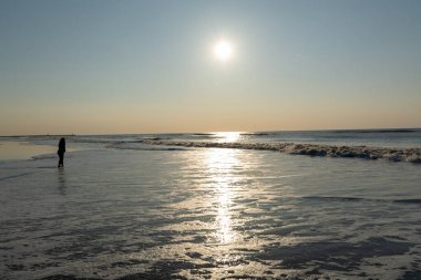 Scheveningen 'deki Kuzey Denizi plajında güneşli bir gün, turist ve tatil beldesi