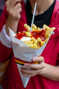 Belçika usulü kızarmış patates cipsi, ketçap ve mayonez yemek, fast food, sağlıksız yiyecekler.
