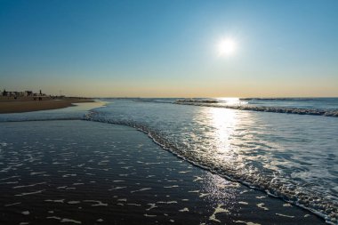 Scheveningen 'de Hollanda' da Kuzey Denizi sahillerinde güneşli bir gün, Avrupa 'da turist ve tatil beldesi