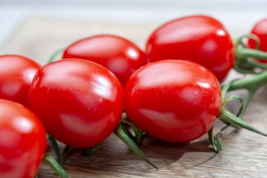 Taze olgun kırmızı vişneli prunella tomates sarmaşığı. Yaklaş.