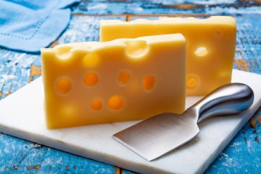 İki blok Fransız yarı sert peyniri.