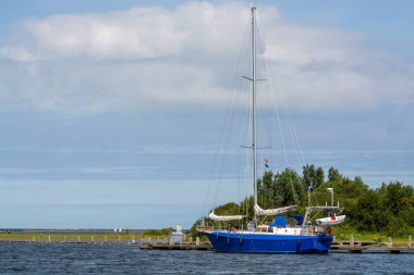 Hafta sonu Kaag, Güney Hollanda, Hollanda 'da nehir ve kanallarda küçük bir jacht teknesinde yelken açacağız.