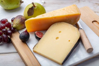 Yıllanmış orijinal Hollanda sert peynirleri taze armutlarla servis edilir.