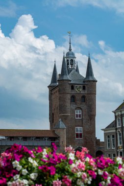 Zierikzee 'deki eski Hollanda evleri ve kulesine bakın. Hollanda' nın Zeeland kentindeki tarihi bir şehir.