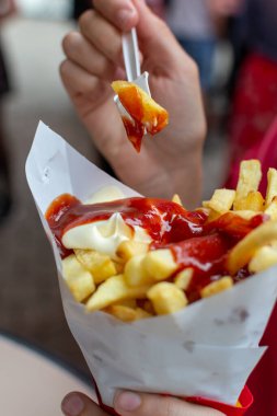 Belçika usulü kızarmış patates cipsi, ketçap ve mayonez yemek, fast food, sağlıksız yiyecekler.